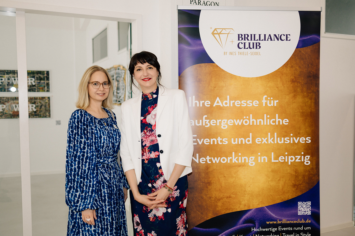 Exklusives Business Networking in Leipzig: Der Brilliance Club - Zwei Frauen vor einem Banner des Brilliance Club bei einem Business Networking Event in Leipzig.
